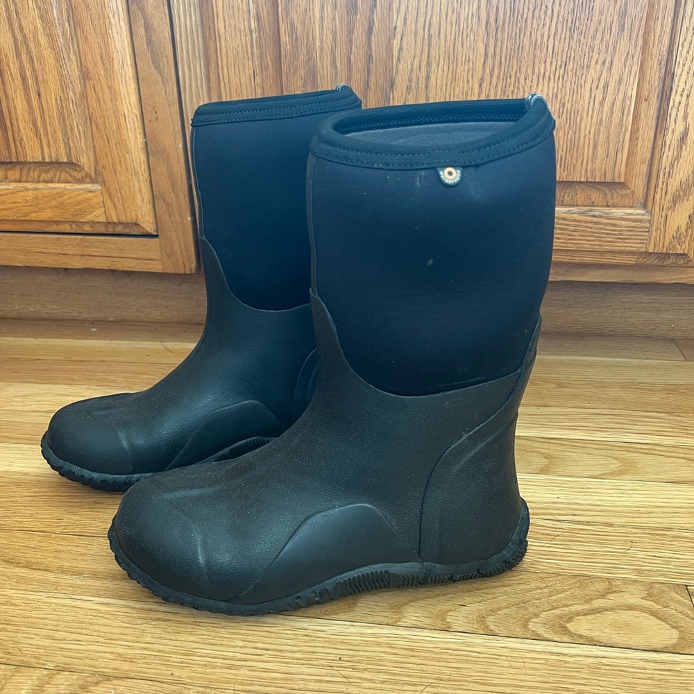 Youth Size 7 Boggs Winter boots